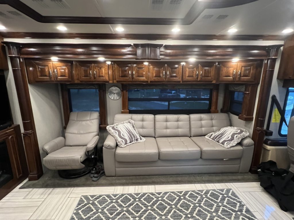 2018 American Coach Revolution 42P 265,000 Auto Seller Marketing